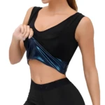 Mujer mostrando faja sauna abdominal negra con interior azul brillante que promueve la sudoración.