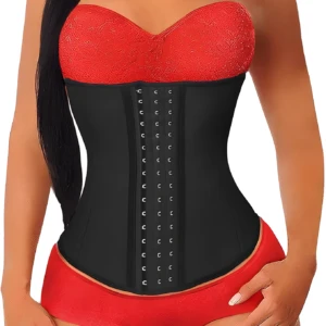 Faja reductora moldeadora negra de látex con cierre frontal de broches metálicos, diseño tipo corsé que ajusta la cintura sobre ropa interior roja.