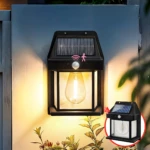 Farol solar negro de pared con bombilla LED y sensor de movimiento para exterior.