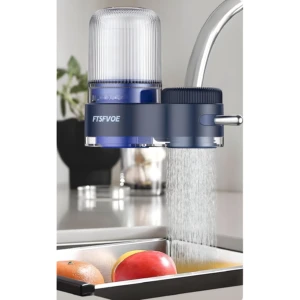 Filtro de agua azul para grifo de cocina, con chorro de agua saliendo hacia un fregadero con frutas.
