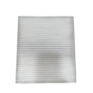 Filtro de aire acondicionado para cabina Chevrolet Sonic, con pliegues blancos y marco delgado.