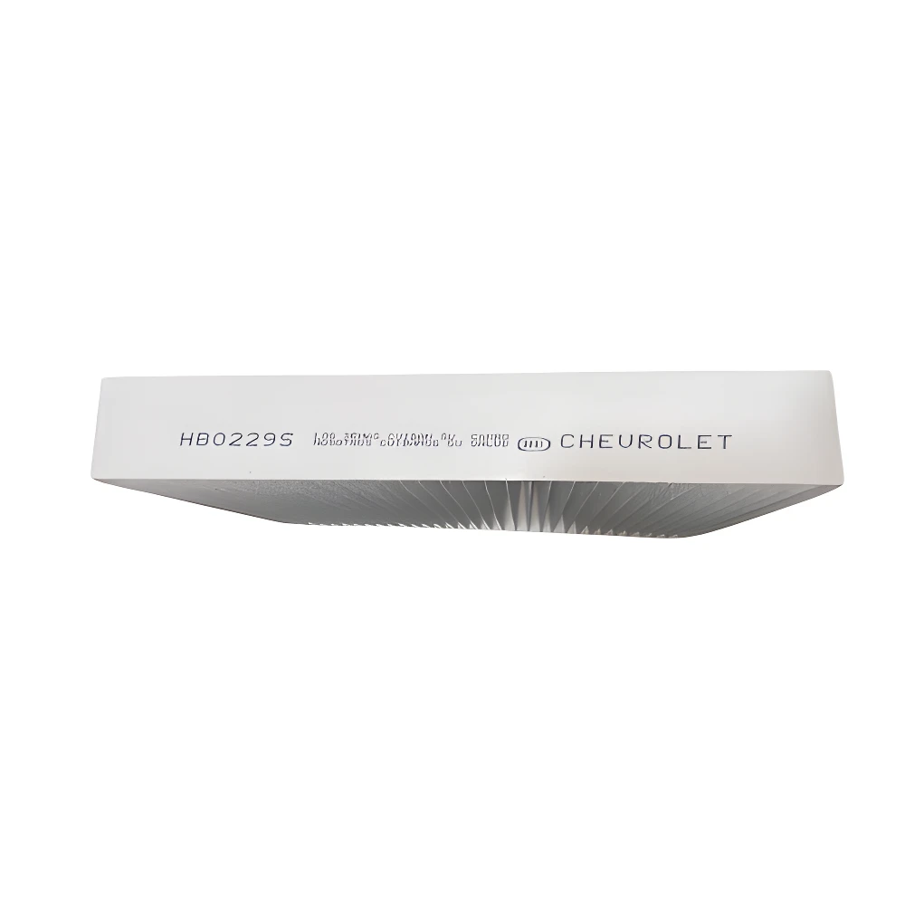 Filtro de aire acondicionado para cabina Chevrolet Sonic, blanco, con códigos grabados.