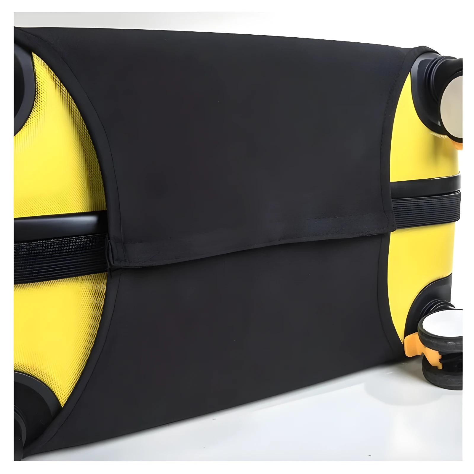 Funda elástica negra para maleta de viaje con cuerpo amarillo brillante y textura de rejilla, cubriendo parcialmente el lateral y las ruedas.