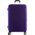 Funda elástica para maleta de viaje color morado oscuro cubriendo el cuerpo de una maleta de ruedas, dejando ver el asa y el sistema de rodachines.