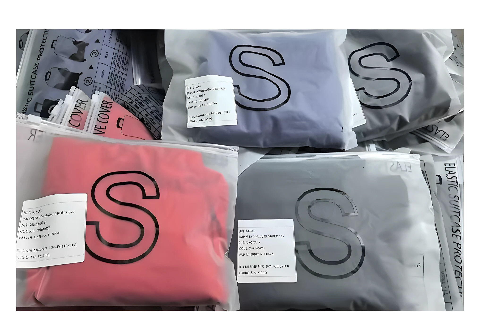 Forros elásticos para maleta talla S, empaques individuales en colores rojo, gris y lila, con etiquetas de producto y material 100% poliéster.