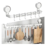 Barra organizadora blanca con 8 ganchos de succión para colgar utensilios de cocina y tablas de madera.