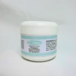 Envase blanco de Elions Pineapple Enzyme Scrub, exfoliante enzimático de 60ml. Etiqueta con fondo aguamarina y detalles de ingredientes.