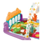 Gimnasio para bebés con piano pataleable, arco con peluches de dinosaurios y estampado de animales del bosque.