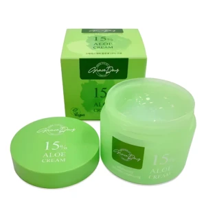Crema hidratante facial Grace Day Aloe 15% abierta, gel verde claro visible, junto a su tapa verde y caja.