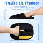 Guante cepillo negro y amarillo para mascotas, 24cm de largo x 18cm de ancho, demostrando su uso y medidas.