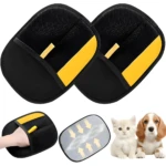 Dos guantes negros de aseo para mascotas con detalles amarillos, junto a un gatito blanco y un cachorro Beagle, y vistas de uso y transpirabilidad.