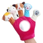 Guante de mano color fucsia con cinco títeres de animales suaves (vaca, perro, hámster) y dos personajes azules/blancos; incluye espejo central.