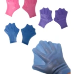 Juego de guantes palmeados de natación en colores rosa, morado y azul; un par de guantes azules puestos en una mano.
