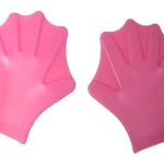 Set de dos guantes palmeados de natación color rosa fucsia, con diseño de mano para entrenamiento acuático.