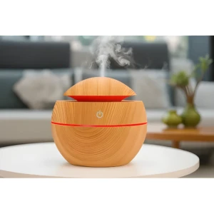 Humidificador ultrasónico esfera madera con luz LED roja y vapor, ideal para aromaterapia.