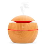 Humidificador ultrasónico redondo madera con luz LED roja y vapor.