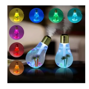 Humidificador difusor LED USB forma bombilla, dos unidades azules, emiten vapor, fondo negro, con luces de colores en círculos.