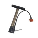 Bomba de aire manual tipo pistón con cilindro metálico color bronce y base negra, manguera y boquilla naranja para inflar.