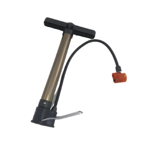 Bomba de aire manual tipo pistón con cilindro metálico color bronce y base negra, manguera y boquilla naranja para inflar.