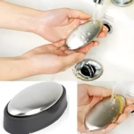 Jabón metálico ovalado de acero inoxidable, usado con agua para eliminar olor a ajo y pescado, con base oscura.