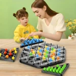 Madre e hija juegan ajedrez triangular con piezas de colores vibrantes, fomentando la motricidad fina.