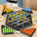 Juego de mesa Ajedrez Triangular con piezas de colores naranja, azul, amarillo y verde sobre tablero hexagonal, fomenta pensamiento crítico.
