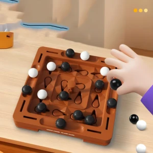 Juego de mesa Orbitalchess marrón con esferas blancas y negras. Mano infantil interactúa con las piezas.