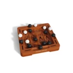 Juego de mesa de estrategia Orbitalchess color naranja, con fichas de bolitas blancas y negras en laberinto.