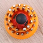 Juego de 31 puntas hexagonales plateadas para destornilladores de precisión en base naranja.