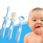 Set de 3 herramientas azules y blancas para higiene bucal de bebé: cepillo de cerdas suaves, masajeador de encías y limpiador de lengua.