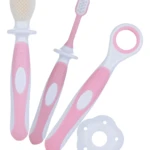 Set de higiene bucal para bebé: 3 cepillos de silicona rosa y blanco, uno con masajeador y otro con anillo protector.