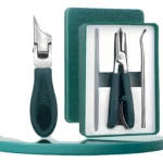 Set de pedicura profesional verde oscuro: cortaúñas, lima y limpiador de uñas metálico en estuche.