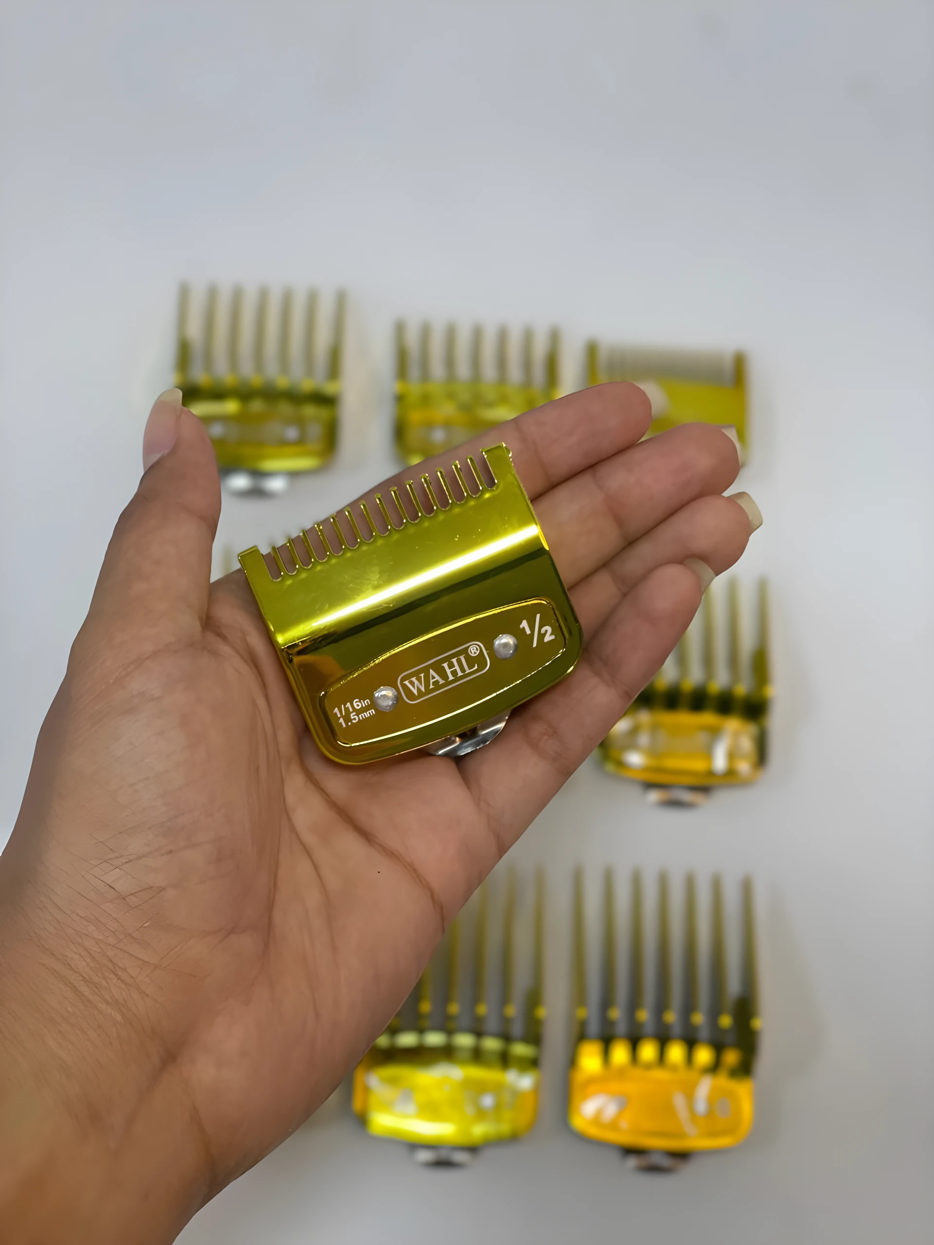 Kit de guías metálicas doradas Wahl para cortapelos, tamaño 1/2 pulgada (1.5mm), 7 piezas.