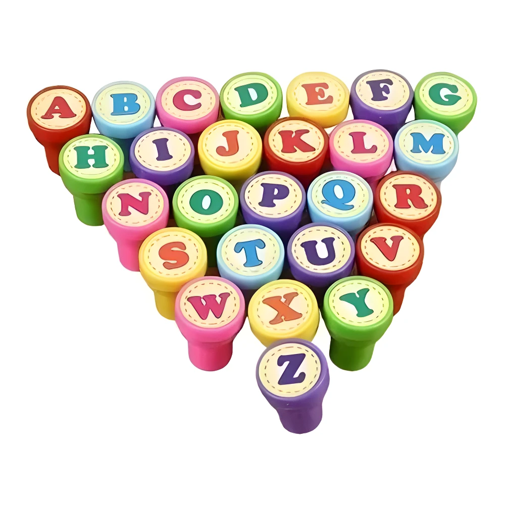 Sellos circulares de letras del abecedario A a la Z, coloridos, organizados en forma piramidal.