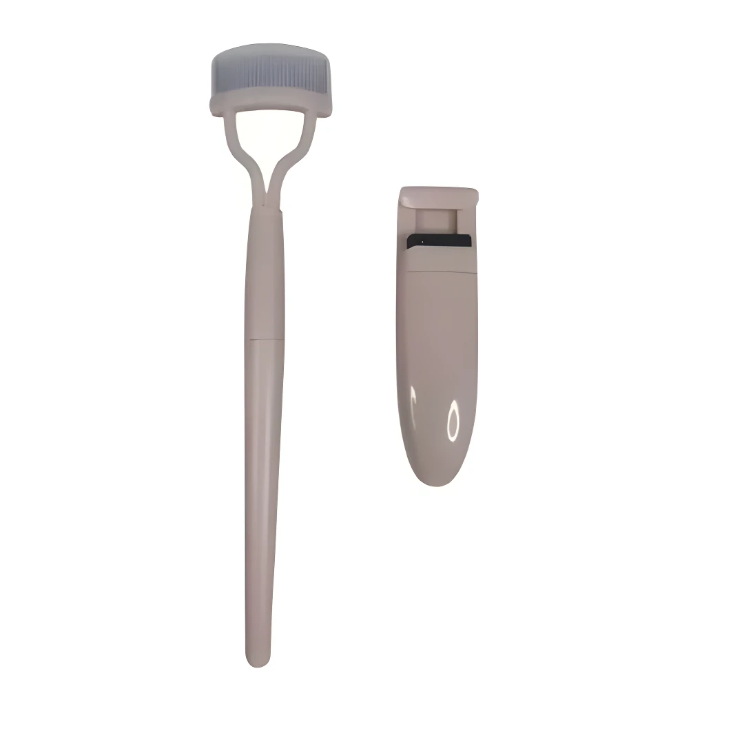 Rizador de pestañas portátil color beige rosado junto a un peine separador con cepillo blanco para definir post-rímel.