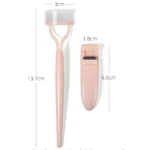 Rizador de pestañas y peine separador rosa de 13.7cm de largo. El peine mide 3cm de ancho y el rizador 6.5cm de alto y 1.8cm de ancho.