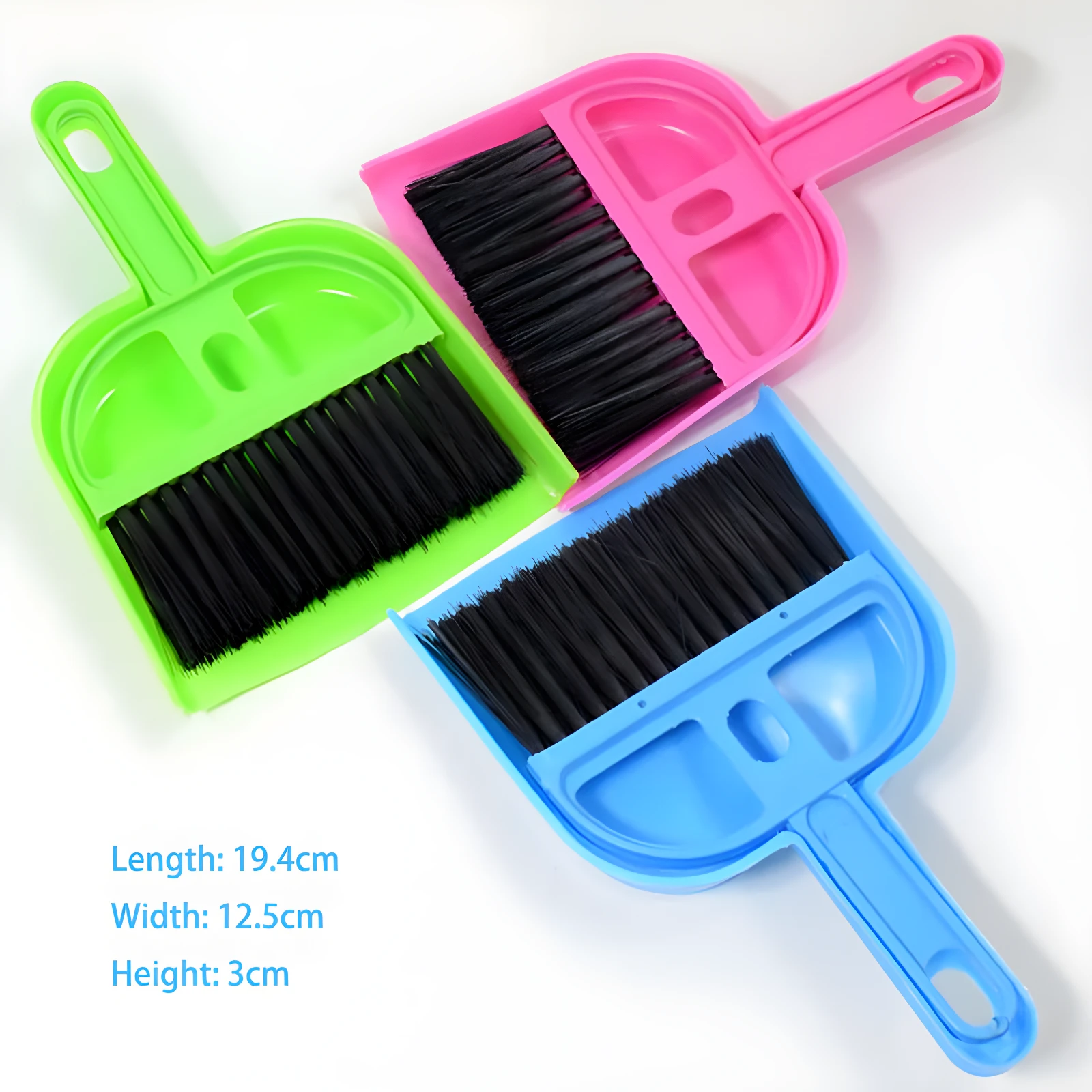 Tres mini recogedores y cepillos de mano en colores verde lima, fucsia y azul claro. Medidas: largo 19.4cm, ancho 12.5cm, alto 3cm.