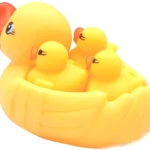 Jabonera de hule amarillo con forma de pato madre y dos patitos bebés, ideal para el baño infantil.