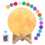 Lámpara Luna 3D luz cálida sobre base madera, incluye control remoto y muestra selección de colores LED.