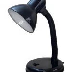 Lámpara de mesa negra con base redonda, cuello flexible y pantalla reflectora blanca encendida.