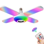 Lámpara LED tipo abanico con cuatro paneles multicolores, centro iluminado con altavoz integrado, control remoto inalámbrico y base de rosca estándar.