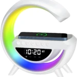 Lámpara G blanca con carga inalámbrica, reloj digital 10:20, altavoz Bluetooth y luz LED multicolor.