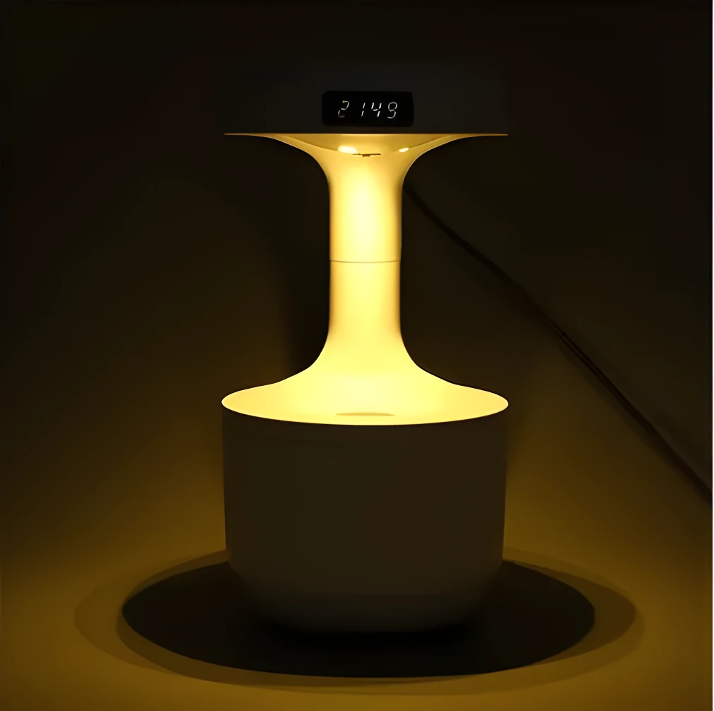 Lámpara LED blanca con forma de reloj antigravedad, emite luz amarilla cálida, ideal para escritorio.