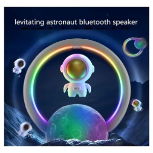 Astronauta flotante con altavoz Bluetooth, luz LED arcoíris, sobre una luna colorida en un espacio estrellado.