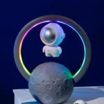 Lámpara astronauta flotante sobre luna, luz LED arcoíris y altavoz Bluetooth.