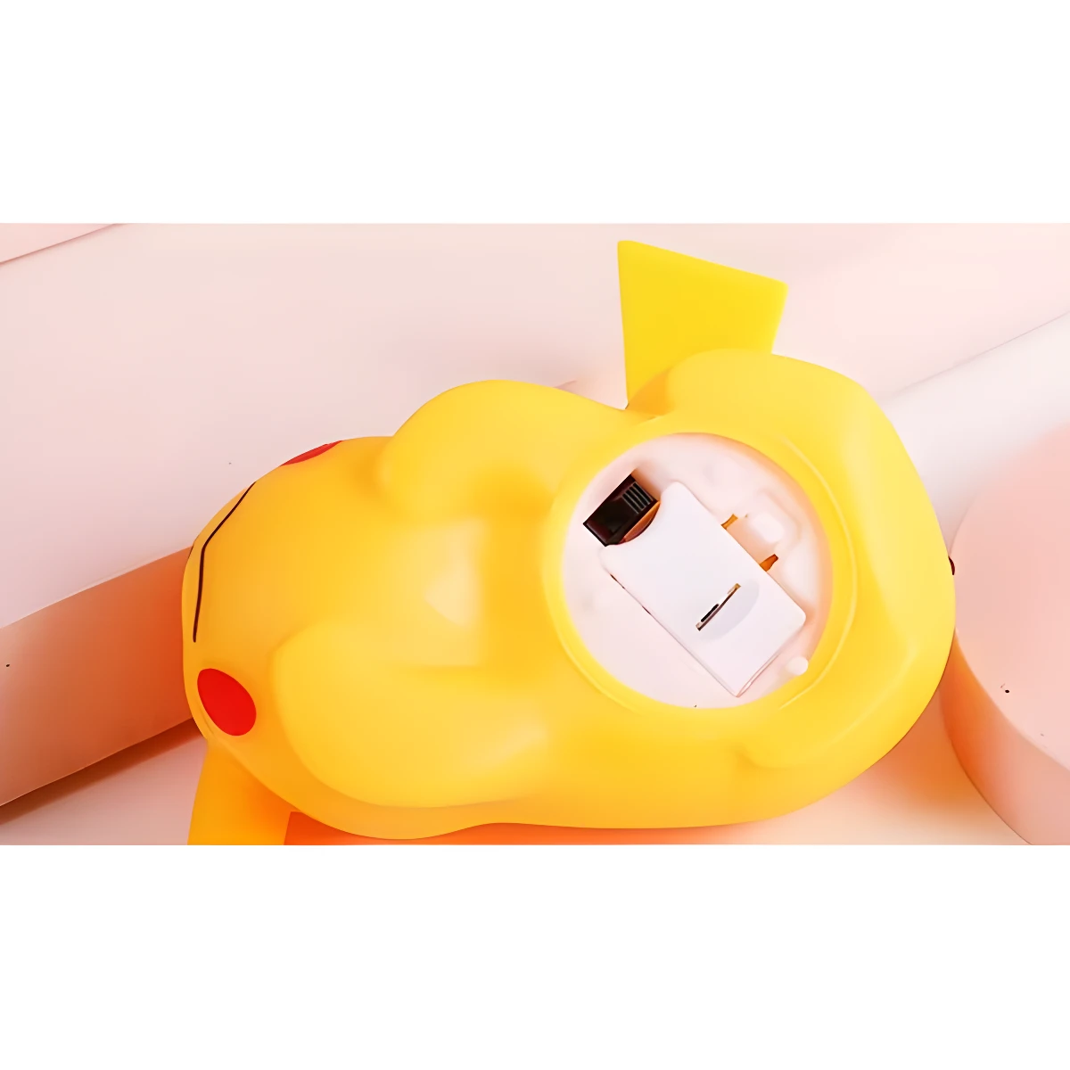 Lámpara LED infantil Pikachu amarilla, con compartimento para pilas expuesto.