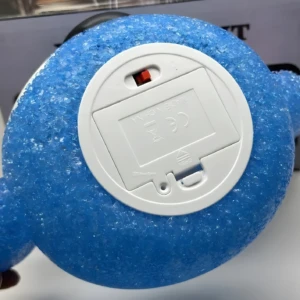 Base de lámpara Stitch 3D azul con textura de hielo, mostrando compartimento blanco de pilas con interruptor ON/OFF y tapa con indicación "OPEN".