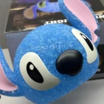Primer plano de lámpara de noche 3D de Stitch azul textura escarchada, con ojos grandes blancos y nariz negra.