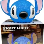 Luz de noche Stitch azul brillante, brillante, sobre su caja con texto "NIGHT LIGHT" y una vista del producto encendido.