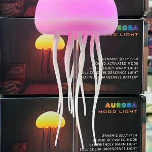 Lámpara LED Aurora de medusa rosa con tentáculos blancos, luz cálida, modo audiorítmico, en caja negra.